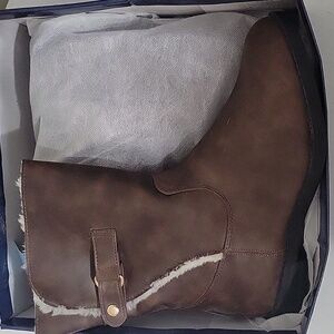 Boots. Women. Brown. New In Box.
